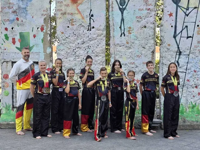 Die vielfach siegreichen Kick-Box-Sportler aus Obermoschel, links das Trainerehepaar Dirk und Olga Hilgert. Dirk Hilgert ist zudem auch noch als Bundestrainer aktiv.   | Foto: Higert Martialarts Sportschule Obermoschel 