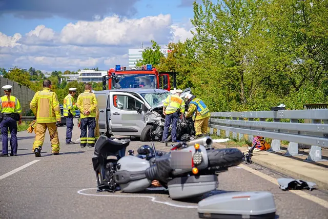 Die beiden Autofahrer wurden bisherigen Erkenntnissen zufolge leicht verletzt.  | Foto: Enrique Kaczor/d/dpa
