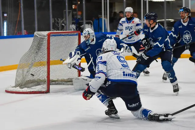 Leon Gawanke (im Vordergrund) trifft in Herisau gegen Kladno zum 3:1. | Foto: Kurz/PIX-Sportfotos
