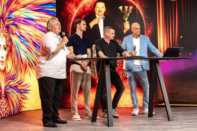 Die Moderatoren  Gregor Spachmann , Tommy Balschbach ,Stefan Huber,Ralf Balschbach  | Foto: Wolfgang Neuberth