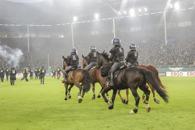 Die Reiterstaffel der Polizei kommt aufs Spielfeld. | Foto: Adler/PIX-Sportfotos