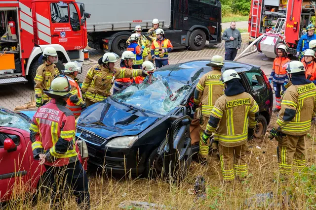 Ein schwerer Verkehrsunfall mit eingeklemmter Person war eines der Szenarien, die Teil der Großübung waren | Foto: Feuerwehr Kaiserslautern
