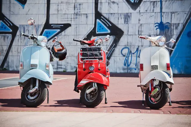Ein unbeleuchteter Motorroller flüchtete auf der K36 zwischen Ruppertsweiler und Münchweiler vor einer Polizeikontrolle. Die Polizei ermittelt wegen eines unerlaubten Kraftfahrzeugrennens und sucht Zeugen. | Foto: picture10/stock.adobe.com