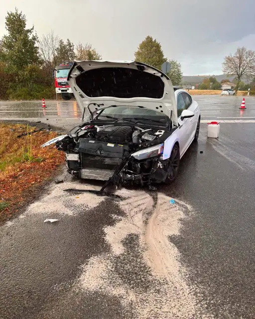 Feuerwehrkräfte unterstützten vor Ort zunächst den Rettungsdienst bei seinen Maßnahmen. Gleichzeitig wurde die Unfallstelle abgesichert und gesperrt.  | Foto: Freiwillige Feuerwehr Weilerbach