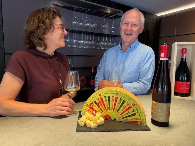 Die einstige Weinmanagerin Eva Raps und der ehemalige Schweizer Käseproduzent Urban Kaufmann fühlen sich auch als Winzer noch Käseprodukten verbunden. | Foto: Jens Albes/dpa