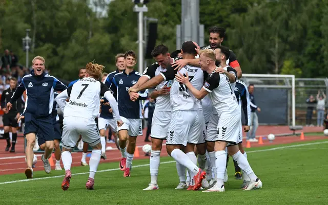 Jeddeloh II jubelt über den DFB-Pokal-Coup | Foto: Carmen Jaspersen/dpa