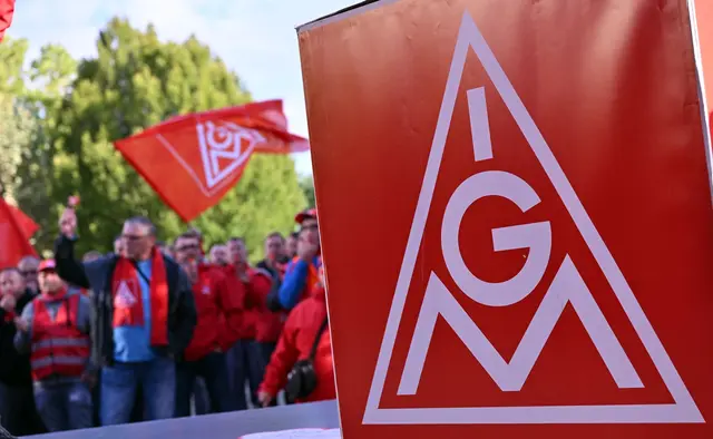Bald wehen wieder die roten Fahnen der IG Metall. (Archivbild) | Foto: Martin Schutt/dpa