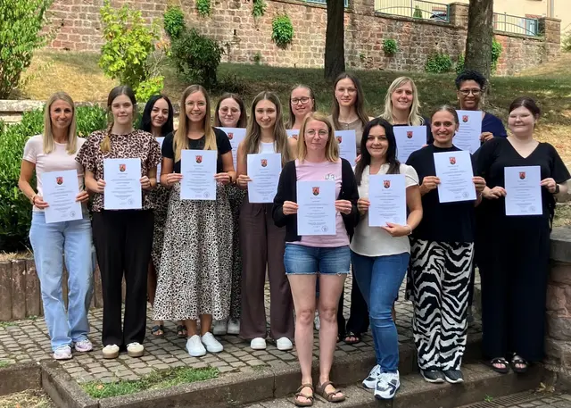 16 Erzieher haben in der Südwestpfalz ihre Zertifikate als Fachkraft Frühpädagogik erhalten. | Foto: Foto: Kreisvolkshochschule