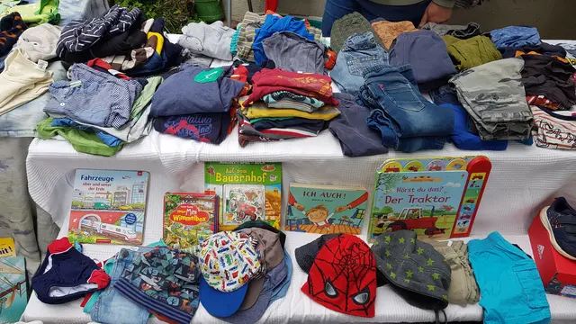 Beim Kinderflohmarkt können Familien aussortiertes Spielzeug verkaufen oder nach günstigen Fundstücken stöbern. | Foto: Eva Bender