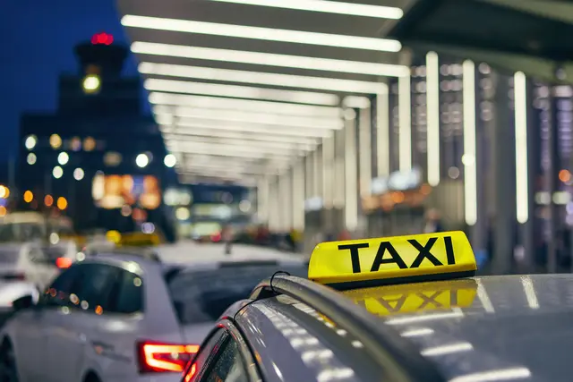 Ein Taxifahrer wurde in Karlsruhe-Beiertheim-Bulach bestohlen und leicht verletzt. Die Kriminalpolizei ermittelt wegen schweren räuberischen Diebstahls und sucht Zeugen. | Foto: Chalabala/stock.adobe.com