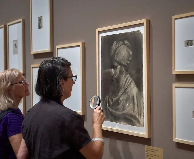 Ein Katalog kann den Museumsbesuch ergänzen, wenn man Kunstwerke später noch einmal nachschlagen möchte. | Foto: Bruno Kelzer