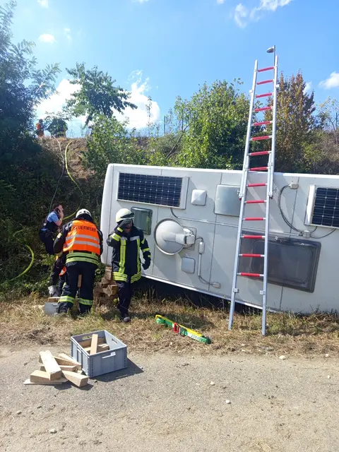 Feuerwehr im EInsatz: Auf dem Parkplatz Rheinaue an der B9 ist am Samstag, 23. August, ein Wohnmobil einen Hang hinabgestürzt. Die Insassen erlitten dabei nach Angaben der Feuerwehr nur leichte Verletzungen. | Foto: Feuerwehren VG Jockgrim /Endres