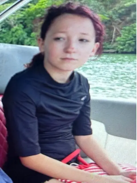 Die Polizei sucht nach zwei vermissten 13-jährigen Mädchen aus Worms. Die beiden wurden zuletzt im Zusammenhang mit einem Treffen am Hauptbahnhof gesehen. | Foto: Polizeidirektion Worms