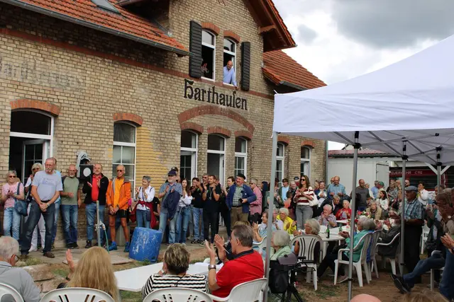 Mehr als 400 Menschen haben beim alten Bahnhof Pefferminzel in Harthausen einen Blick hinter die Backsteinmauern geworfen. | Foto: KHV Harthausen