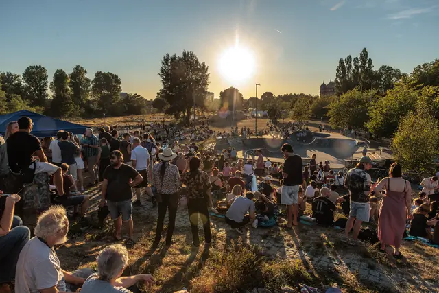 Menschen beim Beobachten der Sonnenfinsternis 2026 in Karlsruhe | Foto: Paul Needham