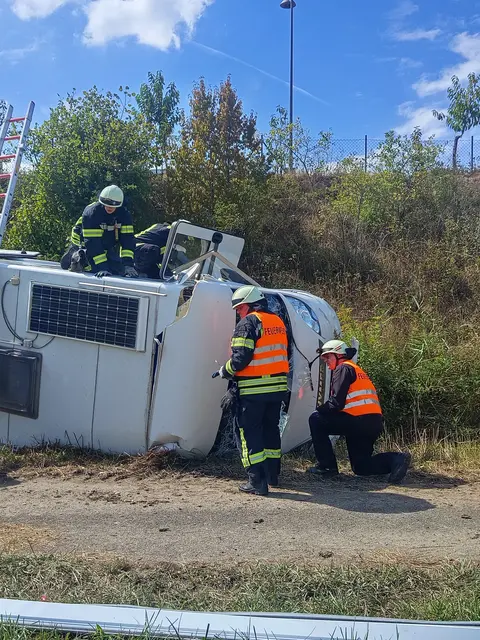 Feuerwehr im EInsatz: Auf dem Parkplatz Rheinaue an der B9 ist am Samstag, 23. August, ein Wohnmobil einen Hang hinabgestürzt. Die Insassen erlitten dabei nach Angaben der Feuerwehr nur leichte Verletzungen. | Foto: Feuerwehren VG Jockgrim /Endres
