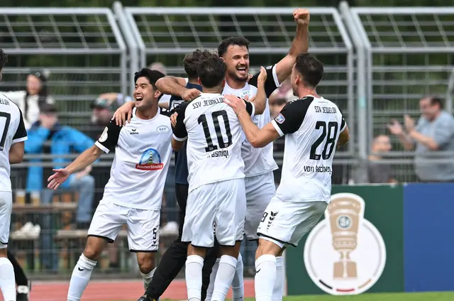 Die Spieler des SSV Jeddeloh II nach dem verwandelten Elfmeter zum 4:1 | Foto: Carmen Jaspersen/dpa
