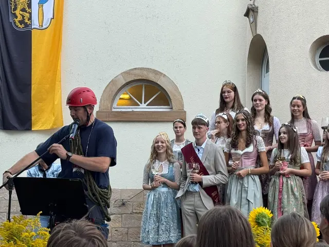 Kerweeröffnung mit Kerwebub und Weinhoheiten  | Foto: Carsten Hofsäß