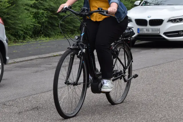 Wer sich auf dem Rad wieder sicherer fühlen will, kann bei einem Training gezielt typische Verkehrssituationen üben. | Foto: Stadt Landau