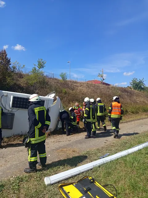 Feuerwehr im EInsatz: Auf dem Parkplatz Rheinaue an der B9 ist am Samstag, 23. August, ein Wohnmobil einen Hang hinabgestürzt. Die Insassen erlitten dabei nach Angaben der Feuerwehr nur leichte Verletzungen. | Foto: Feuerwehren VG Jockgrim /Endres