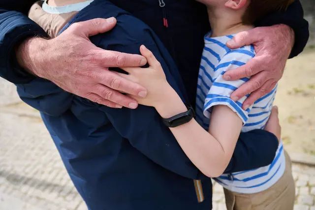 Erfüllt die Mutter ihren Unterhaltsbeitrag durch die Betreuung und Versorgung der überwiegend bei ihr lebenden Kinder, muss der Vater seinen Anteil in Form von Barunterhalt leisten. | Foto: Annette Riedl/dpa/dpa-mag