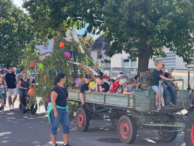 Die Kinder und Jugendlichen mit dem Kerwebaum
 | Foto: Birkweiler Rückkörb e.V.