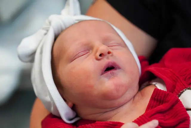 Ein besonderer Jubiläumsmoment: Linda ist das 750. Baby, das 2026 am Standort Kaiserslautern des Westpfalz-Klinikums geboren wurde | Foto: Westpfalz-Klinikum/gratis