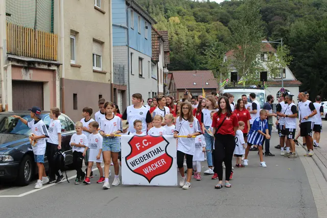 Mit viel Kreativität und guter Laune sind die Vereine und Aktiven beim Kerweumzug in Weidenthal unterwegs. | Foto: Eva Bender