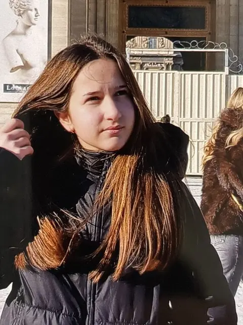 Die Polizei sucht nach zwei vermissten 13-jährigen Mädchen aus Worms. Die beiden wurden zuletzt im Zusammenhang mit einem Treffen am Hauptbahnhof gesehen. | Foto: Polizeidirektion Worms