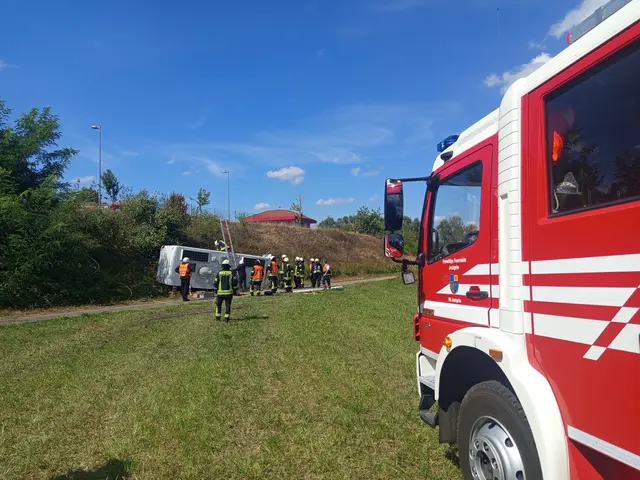Feuerwehr im EInsatz: Auf dem Parkplatz Rheinaue an der B9 ist am Samstag, 23. August, ein Wohnmobil einen Hang hinabgestürzt. Die Insassen erlitten dabei nach Angaben der Feuerwehr nur leichte Verletzungen. | Foto: Feuerwehren VG Jockgrim /Endres