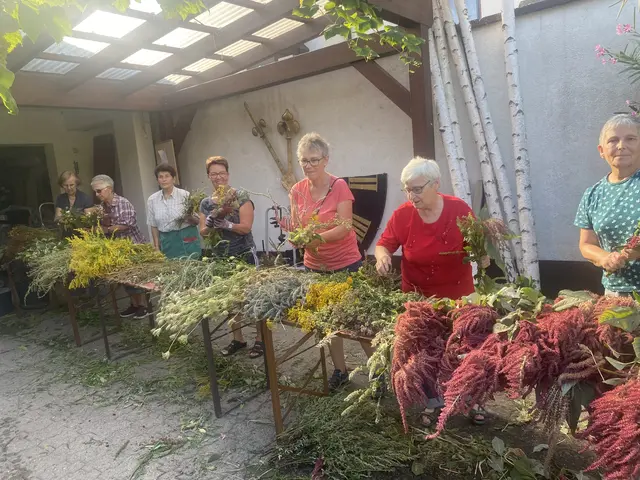 Bellheimerinnen beim Würzwisch-Binden | Foto: Gadinger/frei