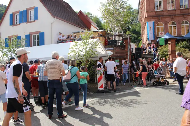 Nach dem Kerweumzug hält Björn Zwing auf dem Kerweplatz die traditionelle „Kerweredd“ uff pälzisch. | Foto: Eva Bender