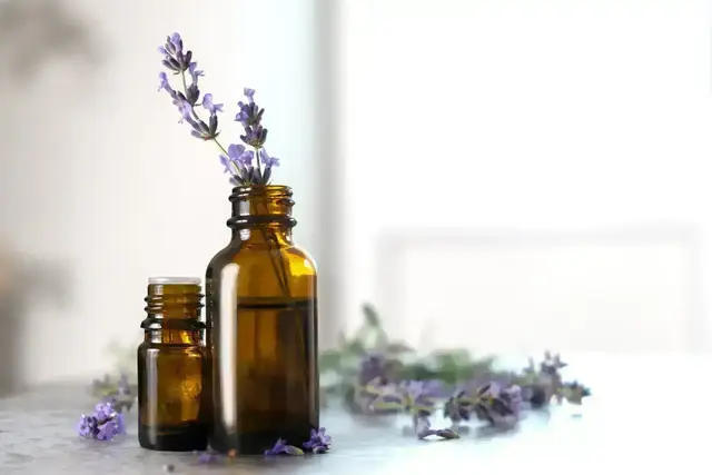  Ätherische Öle sind ein gutes Hausmittel, um Obstfliegen zu bekämpfen | Foto: devmarya/stock.adobe.com