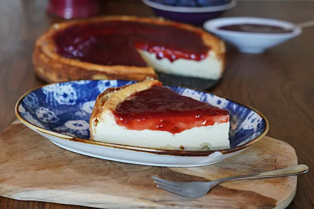 Fruchtig veredelt: Der Käsekuchen bekommt nach dem Backen einen Pflaumenspiegel. | Foto: Mareike Pucka/biskuitwerkstatt.de/dpa-mag