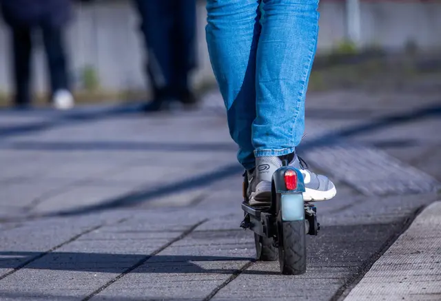 Ein E-Scooter-Fahrer lieferte sich eine Verfolgungsfahrt mit der Polizei. (Symbolbild) | Foto: Jens Büttner/dpa