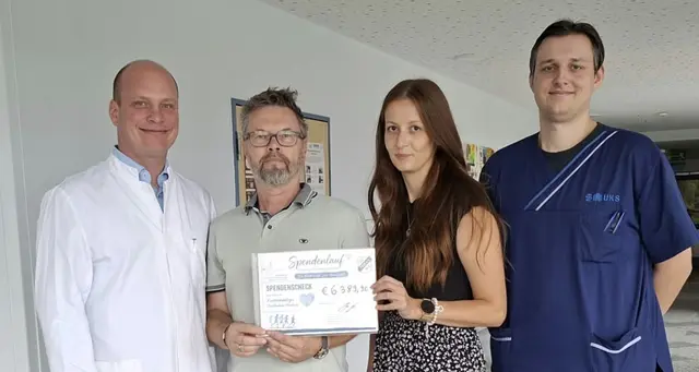 Bei der Spendenübergabe  in der Uni-Klinik Homburg (v.l.n.r.) Professor Dr. Marc Remke, Direktor der Klinik für Kinderonkologie und Hämatologie, Gemeindediakon und Hauptorganisator des Laufs, Andreas Horn, Katharina Preuss und Doktorrand Oscar Sattler | Foto: Margot Horn
