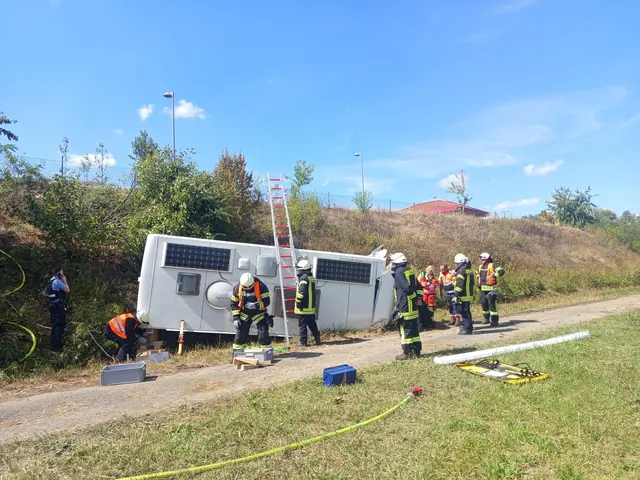 Feuerwehr im EInsatz: Auf dem Parkplatz Rheinaue an der B9 ist am Samstag, 23. August, ein Wohnmobil einen Hang hinabgestürzt. Die Insassen erlitten dabei nach Angaben der Feuerwehr nur leichte Verletzungen. | Foto: Feuerwehren VG Jockgrim /Endres