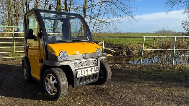 Micro-Cars werden deutlich häufiger genutzt, doch beim Insassenschutz gibt es im Vergleich zum Pkw klare Unterschiede. Wer ein Moped-Auto für kurze Wege oder für Jugendliche einplant, kann Risiken und aktuelle Forderungen nach mehr Sicherheit besser einordnen. | Foto: © picture alliance / Caro / Bastian