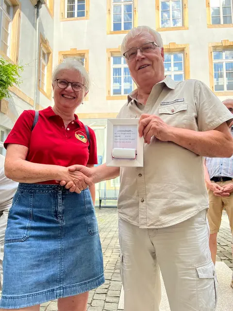 v.l.n.r.: ACT Präsidentin Heike de Haan, Bürgerverein Landau e.V. für Seniorenbus Rolf Lüchow | Foto: ACT