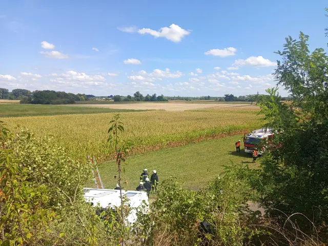 Feuerwehr im EInsatz: Auf dem Parkplatz Rheinaue an der B9 ist am Samstag, 23. August, ein Wohnmobil einen Hang hinabgestürzt. Die Insassen erlitten dabei nach Angaben der Feuerwehr nur leichte Verletzungen. | Foto: Feuerwehren VG Jockgrim /Endres