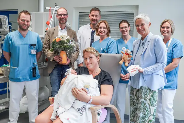 Assistenzarzt Florian Baum (v.l.), Geschäftsführer Thorsten Hemmer, Chefarzt Dr. med. Alexander Ast, Hebamme Natalia Koltschin, Leitende Hebamme Jessica Schweitzer, Oberbürgermeisterin Beate Kimmel und Gesundheits- und Kinderkrankenpflegerin Nadine Wolf gratulieren Mama Sandra zu ihrer Tochter | Foto: Westpfalz-Klinikum/gratis