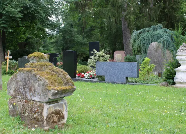 Auf dem Friedhof in Gehrweiler wurde Grabschmuck aus Bronze gestohlen. Die Polizeiinspektion Rockenhausen sucht Zeugen zu zwei angezeigten Diebstählen. (Symbolfoto) | Foto: Monika Klein