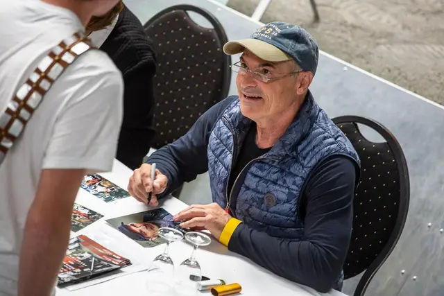in Wiedersehen nach acht Jahren: Bereits 2018 begeisterte Hans-Georg Panczak, die deutsche Stimme von Luke Skywalker, die Fans beim Science Fiction Treffen. 2026 ist er erneut in Speyer zu Gast.  | Foto: Technik Museen Sinsheim Speyer