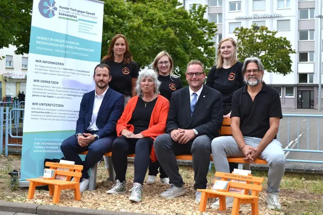 Ronda Freyer, Michelle Lapp, Anja Martin (hinten von links) haben zusammen mit Lukas Weinkämmerer, Stefanie Rothhaar, Markus Zwick und Marco Dobrani (vorne von links) die neue Orange Bank eingeweiht  | Foto: Frank Schäfer