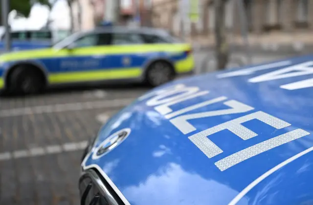 Als die Polizei kam, flüchteten die Teenager. (Symbolbild) | Foto: Bernd Weißbrod/dpa