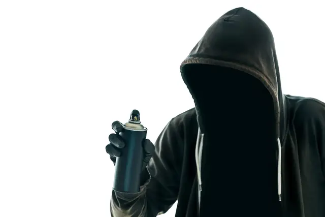 Ein Jugendlicher wurde in Ludwigshafen beim Besprühen eines Brückenpfeilers mit Graffiti ertappt. Die Polizei stellte Graffitiutensilien und ein Pfefferspray sicher. | Foto: Bits and Splits/stock.adobe.com