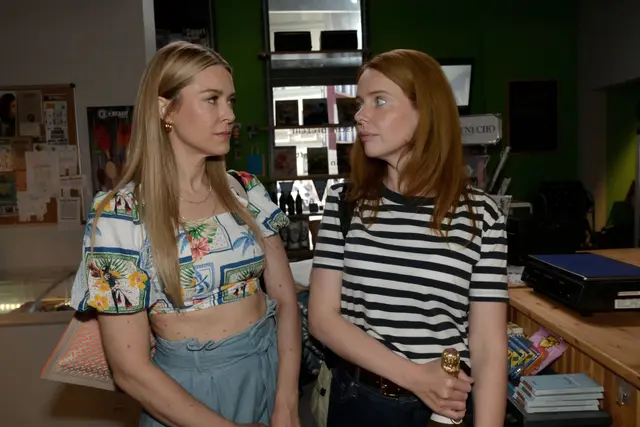 Jessica (Nina Ensmann, l.) hofft auf Tonis Hilfe. Doch Toni (Olivia Marei) lässt sie erneut abblitzen. | Foto: RTL/Rolf Baumgartner