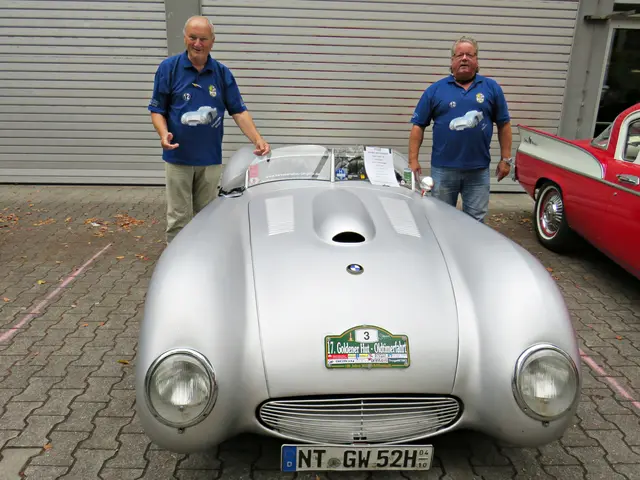 Friedhelm Kissel und Uli Detscher mit ihrem BMW "Großer Werkmeister" | Foto: Brigitte Melder