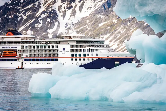 Junge Entdecker mikrosopieren an Bord der Expeditionsschiffe | Foto: © Hapag-Lloyd Cruises