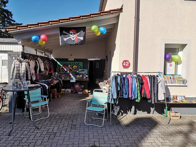 Luftballons weisen den Weg zu den Höfen, Gärten und Garagen, in denen beim Dorfflohmarkt in Hanhofen nach Herzenslust gestöbert werden darf. | Foto: Jürgen Lutz